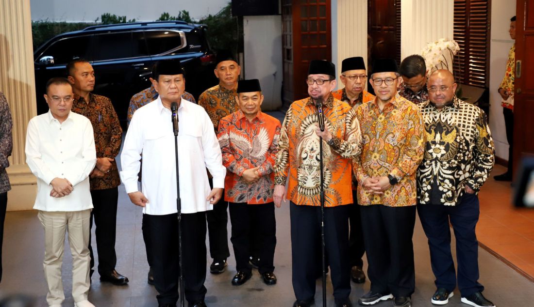 Presiden terpilih Prabowo Subianto menerima kunjungan jajaran petinggi Partai Keadilan Sejahtera (PKS) di kediamannya, Jalan Kertanegara 4, Jakarta Selatan, Jumat (11/10). PKS berkoalisi dengan pemerintahan Presiden Terpilih Prabowo Subianto. - JPNN.com