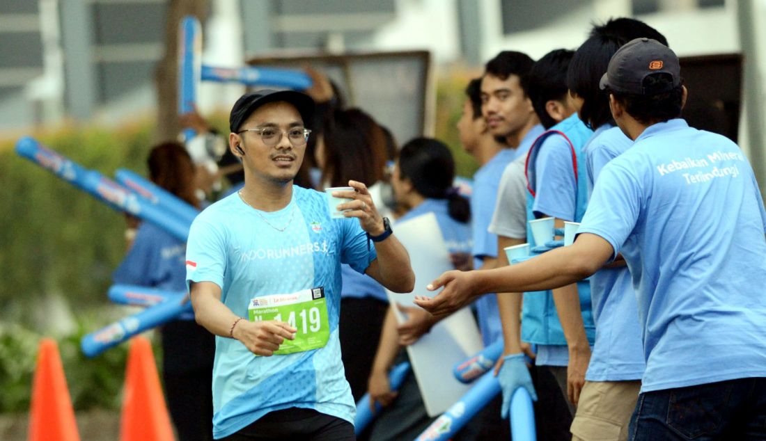 Puluhan pelari Indorunners mengikuti Le Minerale Marathon pada ajang Jakarta Running Festival 2024, Jakarta, Minggu (13/10). Para pelari memanfaatkan water station Le Minerale yang tersedia di sepanjang rute untuk mengembalikan cairan dan mencukupi kebutuhan mineral agar stamina tetap terjaga. - JPNN.com