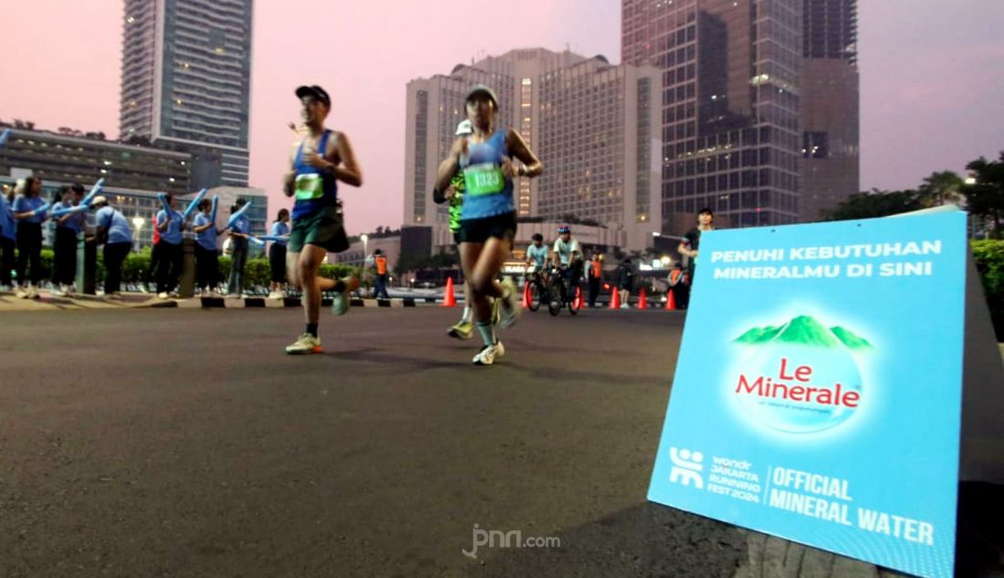 Puluhan pelari Indorunners mengikuti Le Minerale Marathon pada ajang Jakarta Running Festival 2024, Jakarta, Minggu (13/10). Para pelari memanfaatkan water station Le Minerale yang tersedia di sepanjang rute untuk mengembalikan cairan dan mencukupi kebutuhan mineral agar stamina tetap terjaga. - JPNN.com