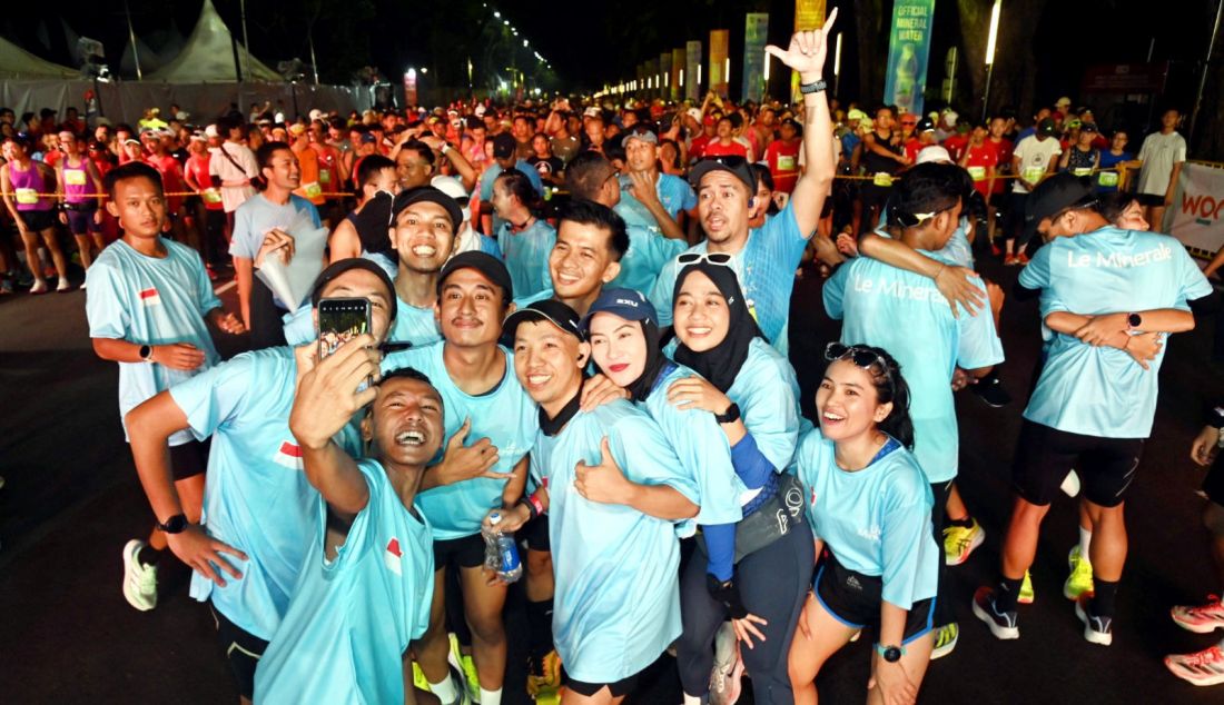 Puluhan pelari Indorunners mengikuti Le Minerale Marathon pada ajang Jakarta Running Festival 2024, Jakarta, Minggu (13/10). Para pelari memanfaatkan water station Le Minerale yang tersedia di sepanjang rute untuk mengembalikan cairan dan mencukupi kebutuhan mineral agar stamina tetap terjaga. - JPNN.com