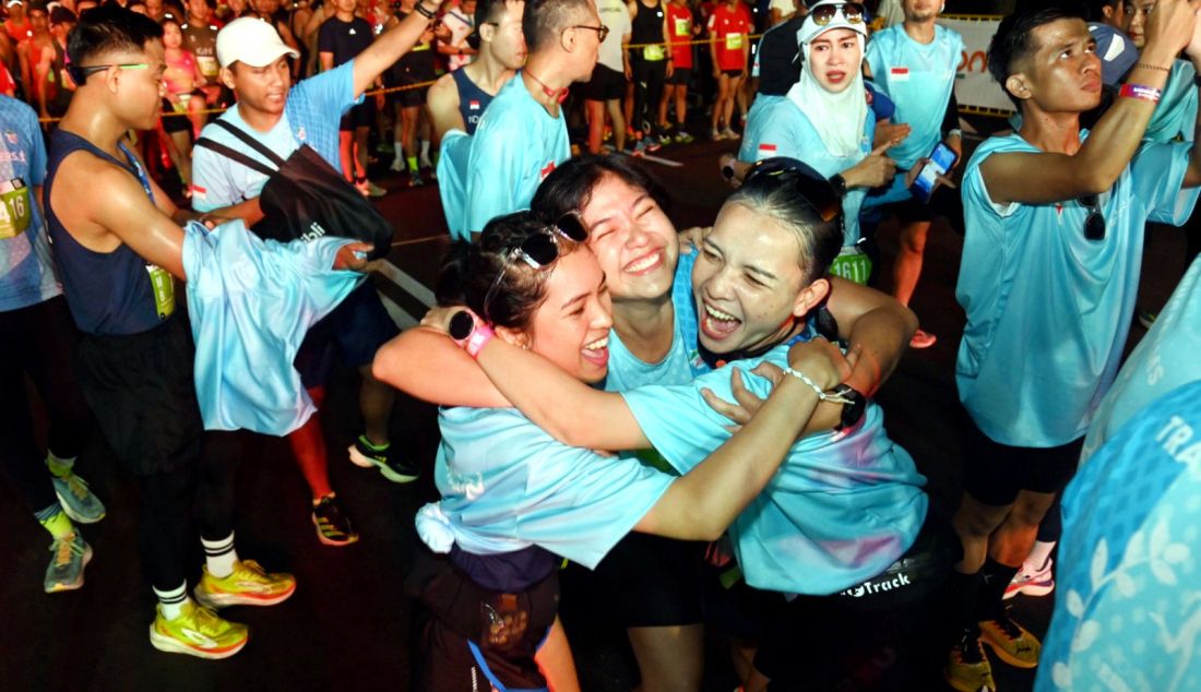 Puluhan pelari Indorunners mengikuti Le Minerale Marathon pada ajang Jakarta Running Festival 2024, Jakarta, Minggu (13/10). Para pelari memanfaatkan water station Le Minerale yang tersedia di sepanjang rute untuk mengembalikan cairan dan mencukupi kebutuhan mineral agar stamina tetap terjaga. - JPNN.com