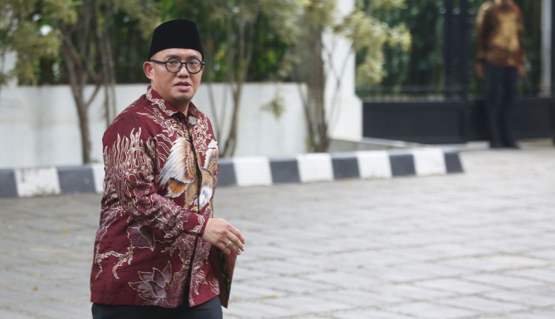 Dahnil Anzar Simanjuntak saat mendatangi kediaman Presiden terpilih Prabowo Subianto di Kertanegara, Jakarta, Selasa (15/10). Prabowo Subianto memanggil sejumlah tokoh-tokoh untuk menjadi calon menteri, calon Wakil menteri dan calon kepala badan di pemerintahannya. - JPNN.com