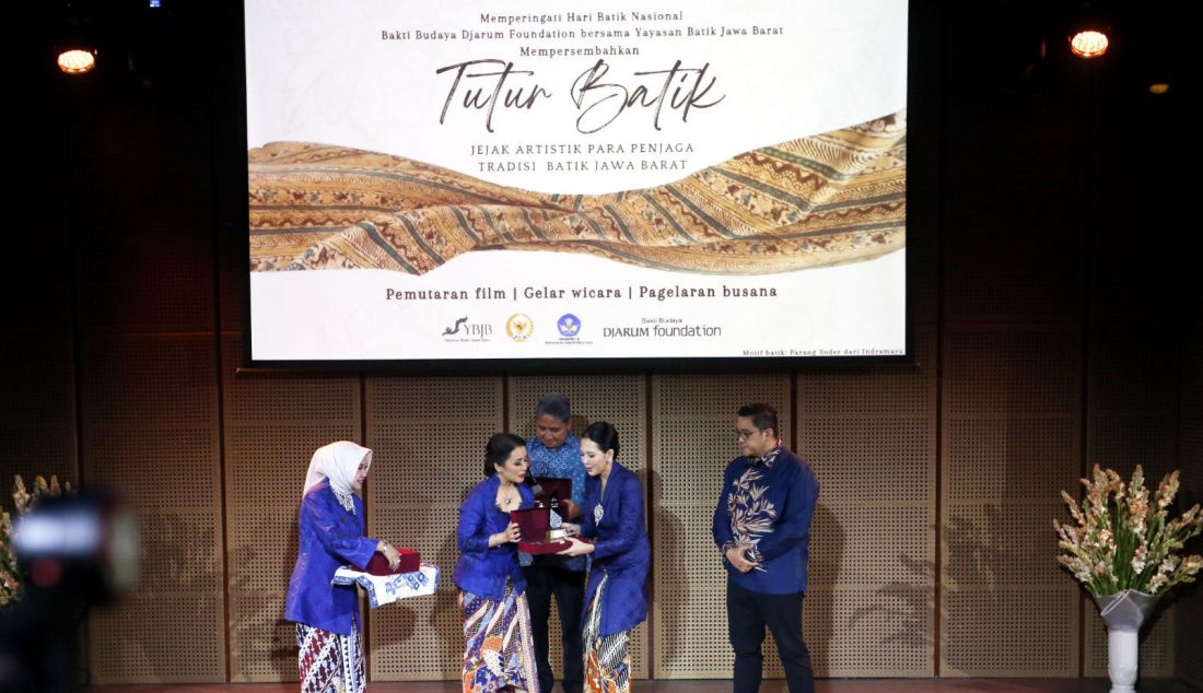 Ketua Umum Yayasan Batik Jawa Barat, Sendy Dede Yusuf memberikan plakat kepada Program Director Bakti Budaya Djarum Foundation Renitasari Adrian saat konferensi pers Gelar Wicara dan Pagelaran Busana keindahan wastra batik Jawa Barat, Jakarta, Selasa (15/10). Yayasan Batik Jawa Barat (YBJB) didukung oleh Bakti Budaya Djarum Foundation, Kemendikbud, Komisi X DPR RI menghadirkan pemutaran film dokumenter kriya batik Jawa Barat, Gelar Wicara dan Pagelaran Busana keindahan wastra batik Jawa Barat dalam Tutur Batik: Jejak Artistik Para Penjaga Tradisi Batik Jawa Barat di Galeri Indonesia Kaya. - JPNN.com