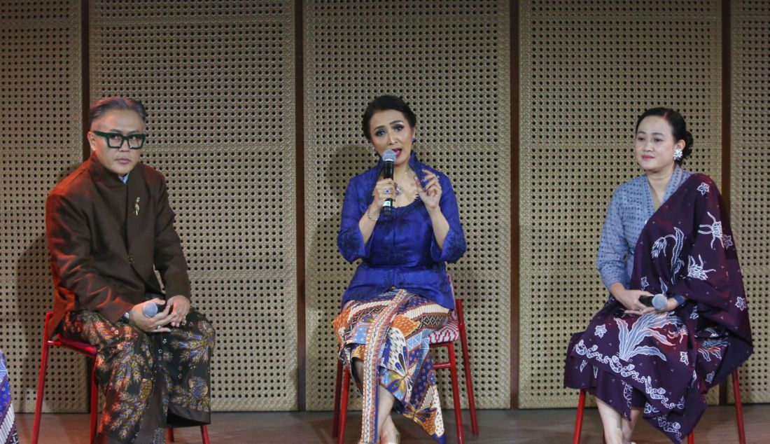 Ketua Umum Yayasan Batik Jawa Barat (YBJB) Sendy Dede Yusuf (tengah) saat konferensi pers Gelar Wicara dan Pagelaran Busana keindahan wastra batik Jawa Barat, Jakarta, Selasa (15/10). YBJB didukung oleh Bakti Budaya Djarum Foundation, Kemendikbud, Komisi X DPR RI menghadirkan pemutaran film dokumenter kriya batik Jawa Barat, Gelar Wicara dan Pagelaran Busana keindahan wastra batik Jawa Barat dalam Tutur Batik: Jejak Artistik Para Penjaga Tradisi Batik Jawa Barat di Galeri Indonesia Kaya. - JPNN.com