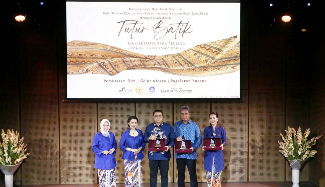 Ketua Umum Yayasan Batik Jawa Barat (YBJB) Sendy Dede Yusuf (kedua kiri) bersama Program Director Bakti Budaya Djarum Foundation Renitasari Adrian (kanan), Anggota DPR Dede Yusuf (tengah) dan Direktur Jenderal (Dirjen) Kebudayaan Kementerian Pendidikan, Kebudayaan, Riset, dan Teknologi (Kemendikbudristek) Hilmar Farid (kedua kanan) saat acara Tutur Batik: Jejak Artistik Para Penjaga Tradisi Batik Jawa Barat, Jakarta, Selasa (15/10). Yayasan Batik Jawa Barat (YBJB) didukung oleh Bakti Budaya Djarum Foundation, Kemendikbud, Komisi X DPR RI menghadirkan pemutaran film dokumenter kriya batik Jawa Barat, Gelar Wicara dan Pagelaran Busana keindahan wastra batik Jawa Barat dalam Tutur Batik: Jejak Artistik Para Penjaga Tradisi Batik Jawa Barat di Galeri Indonesia Kaya. - JPNN.com