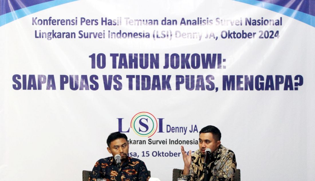 Peneliti senior LSI Denny JA, Adjie Alfaraby (kanan) saat memaparkan temuan dan analisis Survei Nasional bertajuk 10 Tahun Jokowi: Siapa Puas dan Tidak Puas, Mengapa?, Jakarta, Selasa (15/10). Tingkat kepuasan publik 10 tahun kepemimpinan Presiden Joko Widodo capai 80,8% sedangkan 18,5% menyatakan ketidakpuasan terhadap kinerjanya. Bunder yang dilakukan di lingkaran keluarganya seperti Kaesang dan Gibran tak mempengaruhi citra positif Jokowi. Publik tetap puas pada kinerja Joko Widodo. - JPNN.com