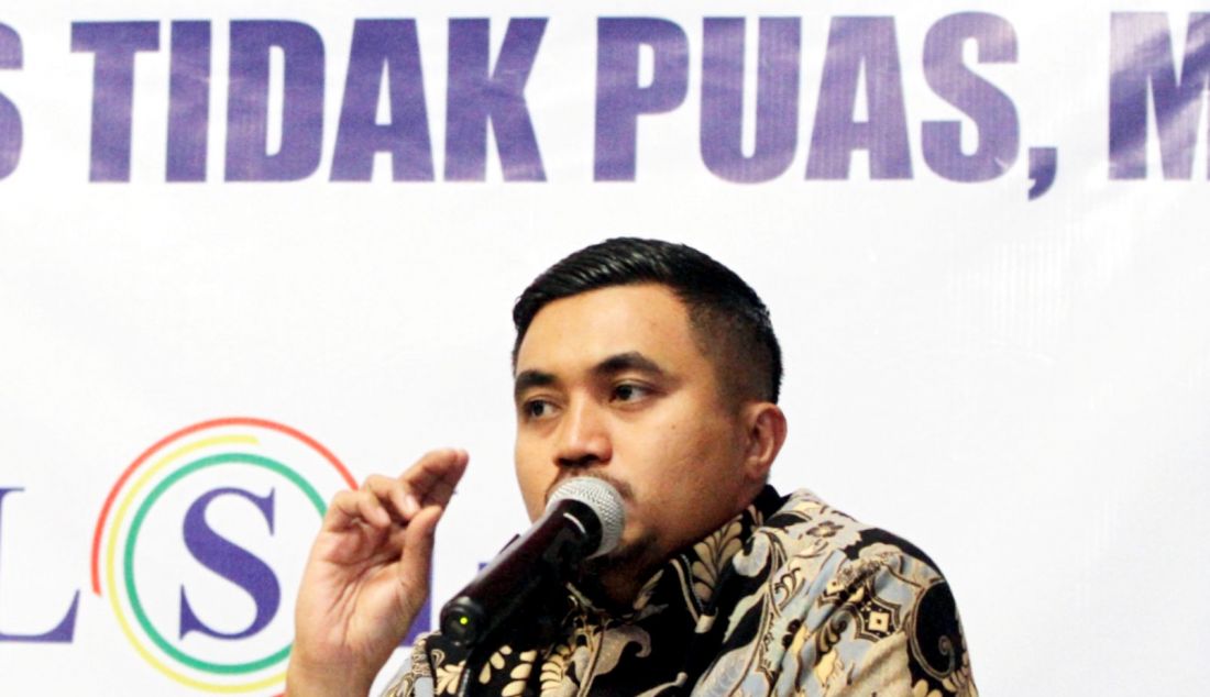 Peneliti senior LSI Denny JA, Adjie Alfaraby saat memaparkan temuan dan analisis Survei Nasional bertajuk 10 Tahun Jokowi: Siapa Puas dan Tidak Puas, Mengapa?, Jakarta, Selasa (15/10). Tingkat kepuasan publik 10 tahun kepemimpinan Presiden Joko Widodo capai 80,8% sedangkan 18,5% menyatakan ketidakpuasan terhadap kinerjanya. Bunder yang dilakukan di lingkaran keluarganya seperti Kaesang dan Gibran tak mempengaruhi citra positif Jokowi. Publik tetap puas pada kinerja Joko Widodo. - JPNN.com