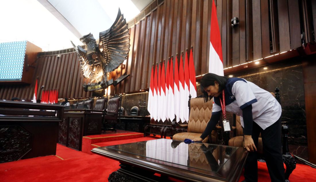 Pekerja membersihkan meja di Ruang Rapat Paripurna I Gedung Nusantara, Kompleks Parlemen, Senayan, Jakarta, Kamis (17/10). Sejumlah persiapan dilakukan jelang pelantikan Presiden dan Wakil Presiden terpilih Prabowo Subianto dan Gibran Rakabuming Raka akan diambil sumpahnya sebagai Presiden dan Wakil Presiden masa bakti 2024 - 2029 pada Minggu (20/10). - JPNN.com