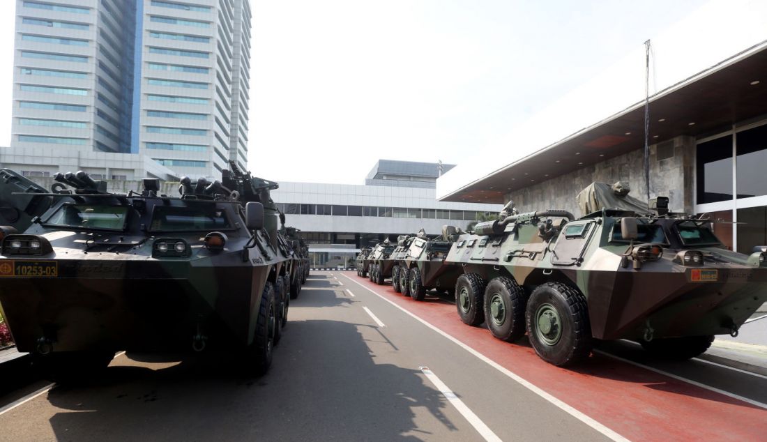 Personel TNI melakukan simulasi pengamanan VVIP di Ruang Rapat Paripurna I Gedung Nusantara, Kompleks Parlemen, Senayan, Jakarta, Kamis (17/10). Sejumlah persiapan dilakukan jelang pelantikan Presiden dan Wakil Presiden terpilih Prabowo Subianto dan Gibran Rakabuming Raka akan diambil sumpahnya sebagai Presiden dan Wakil Presiden masa bakti 2024 - 2029 pada Minggu (20/10). - JPNN.com