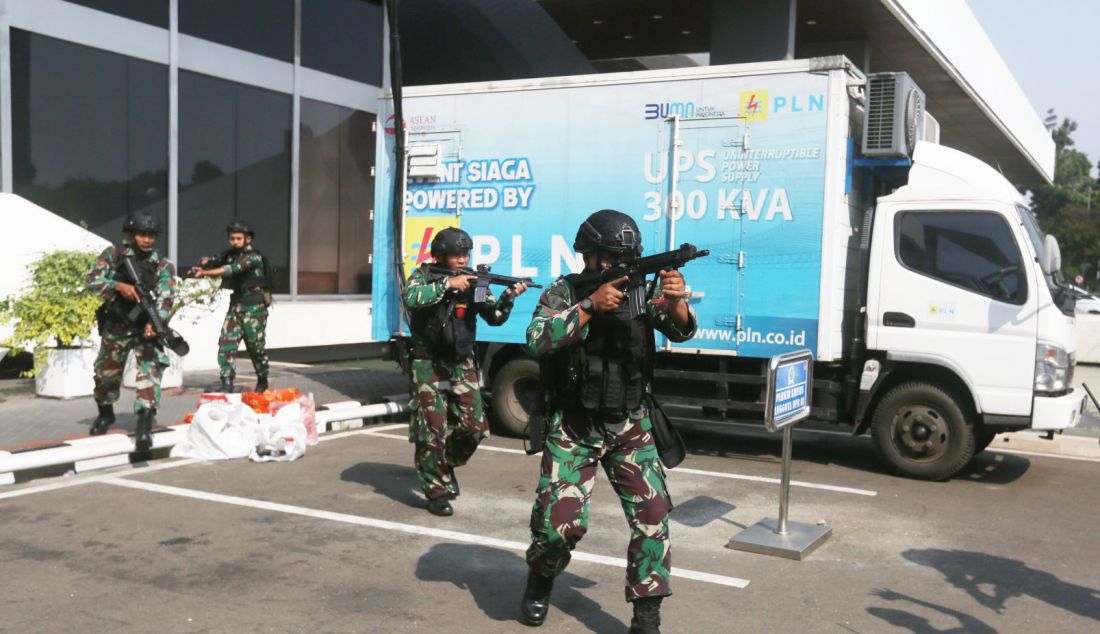 Personel TNI melakukan simulasi pengamanan VVIP di Ruang Rapat Paripurna I Gedung Nusantara, Kompleks Parlemen, Senayan, Jakarta, Kamis (17/10). Sejumlah persiapan dilakukan jelang pelantikan Presiden dan Wakil Presiden terpilih Prabowo Subianto dan Gibran Rakabuming Raka akan diambil sumpahnya sebagai Presiden dan Wakil Presiden masa bakti 2024 - 2029 pada Minggu (20/10). - JPNN.com