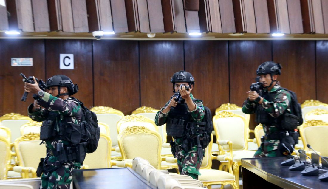 Personel TNI melakukan simulasi pengamanan VVIP di Ruang Rapat Paripurna I Gedung Nusantara, Kompleks Parlemen, Senayan, Jakarta, Kamis (17/10). Sejumlah persiapan dilakukan jelang pelantikan Presiden dan Wakil Presiden terpilih Prabowo Subianto dan Gibran Rakabuming Raka akan diambil sumpahnya sebagai Presiden dan Wakil Presiden masa bakti 2024 - 2029 pada Minggu (20/10). - JPNN.com