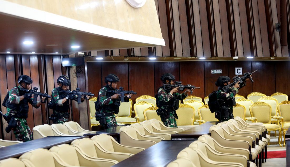 Personel TNI melakukan simulasi pengamanan VVIP di Ruang Rapat Paripurna I Gedung Nusantara, Kompleks Parlemen, Senayan, Jakarta, Kamis (17/10). Sejumlah persiapan dilakukan jelang pelantikan Presiden dan Wakil Presiden terpilih Prabowo Subianto dan Gibran Rakabuming Raka akan diambil sumpahnya sebagai Presiden dan Wakil Presiden masa bakti 2024 - 2029 pada Minggu (20/10). - JPNN.com