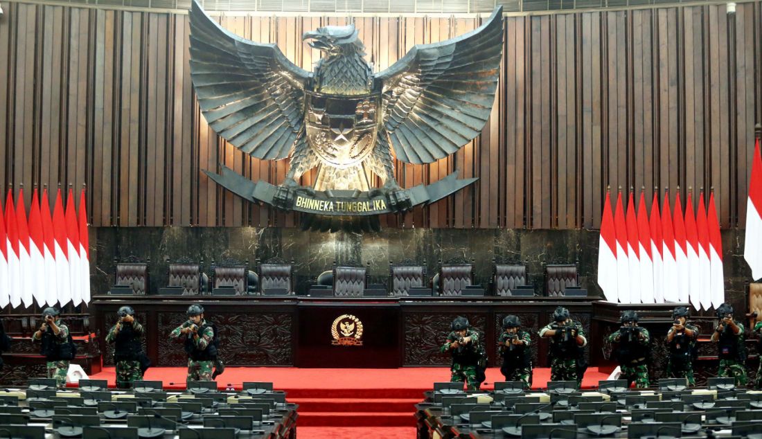 Personel TNI melakukan simulasi pengamanan VVIP di Ruang Rapat Paripurna I Gedung Nusantara, Kompleks Parlemen, Senayan, Jakarta, Kamis (17/10). Sejumlah persiapan dilakukan jelang pelantikan Presiden dan Wakil Presiden terpilih Prabowo Subianto dan Gibran Rakabuming Raka akan diambil sumpahnya sebagai Presiden dan Wakil Presiden masa bakti 2024 - 2029 pada Minggu (20/10). - JPNN.com