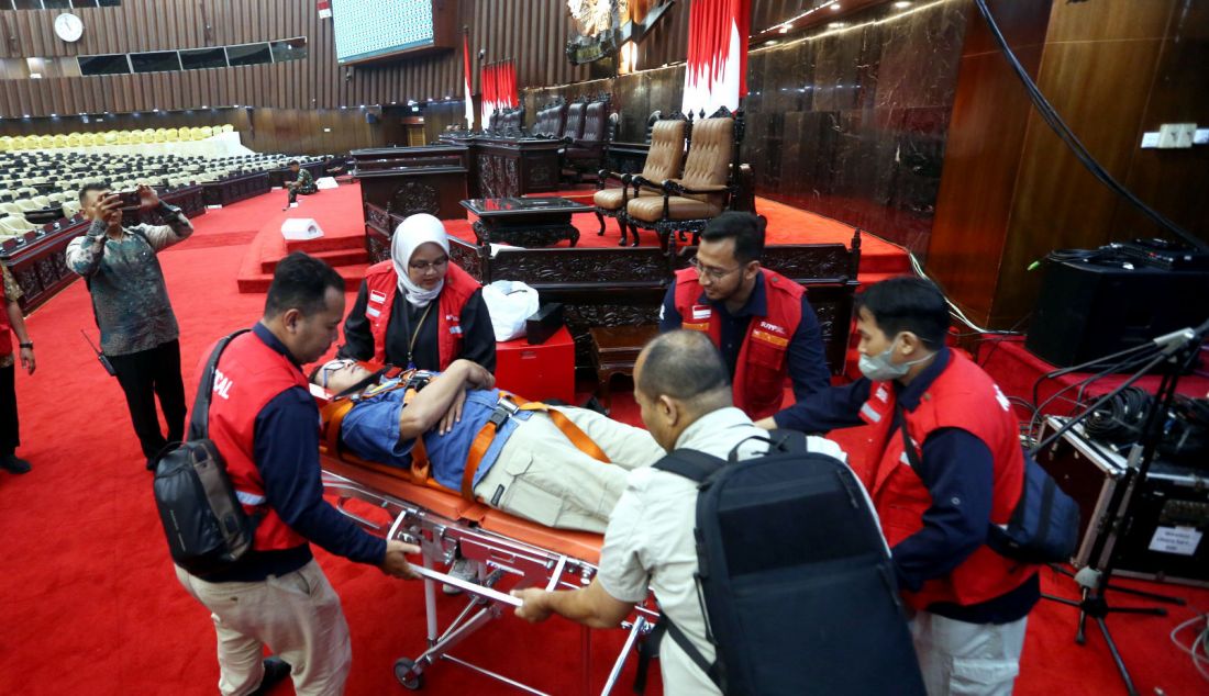 Petugas kesehatan melakukan simulasi penyelamatan VVIP di Ruang Rapat Paripurna I Gedung Nusantara, Kompleks Parlemen, Senayan, Jakarta, Kamis (17/10). Sejumlah persiapan dilakukan jelang pelantikan Presiden dan Wakil Presiden terpilih Prabowo Subianto dan Gibran Rakabuming Raka akan diambil sumpahnya sebagai Presiden dan Wakil Presiden masa bakti 2024 - 2029 pada Minggu (20/10). - JPNN.com