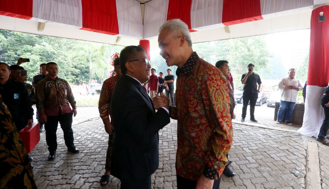 Ganjar Pranowo saat memberikan ucapan selamat kepada Sekjen PDI Perjuangan Hasto Kristiyanto disela sidang promosi doktoral di Balai Sidang Universitas Indonesia di Depok, Jawa Barat, Jumat, (18/10). Hari ini Sekolah Kajian Strategic dan Global (SKSG) Universitas Indonesia menggelar sidang terbuka promosi Hasto Kristiyanto menjadi doktor. Disertasinya berjudul 