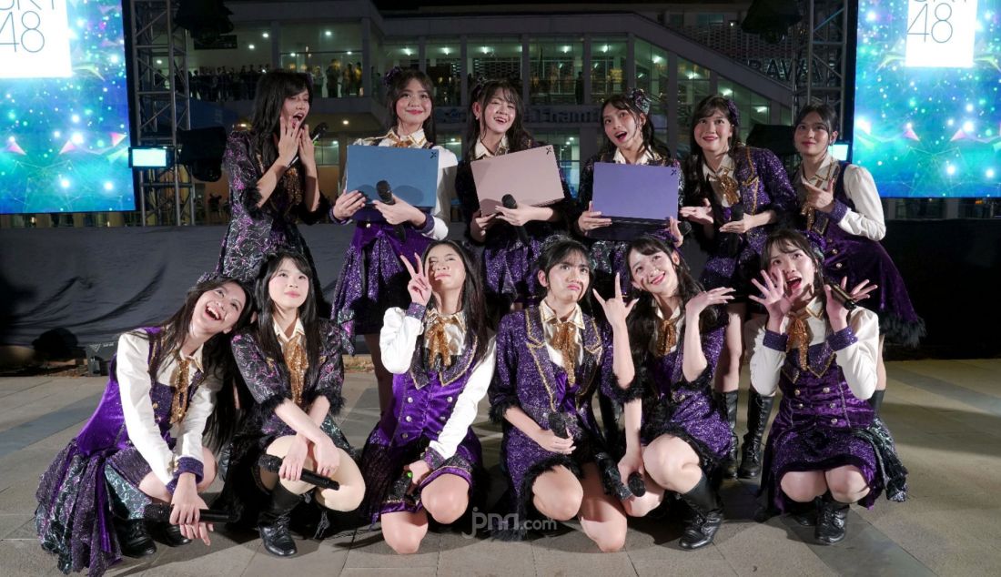 JKT48 menghibur pengunjung disela peluncuran HYPE 5 AMD X3 Lollipop Edition di Anjungan Pusat Perbelanjaan Sarinah, Jakarta, Kamis (17/10). Axioo resmi meluncurkan HYPE 5 AMD X3 Lollipop Edition kolaborasi dengan JKT48. Produk laptop seri HYPE ini terinspirasi dari warna-warna pastel lollipop rekomendasi JKT48 yang tercermin pada kemasan box packaging maupun warna dari unit laptop itu sendiri dengan menggandeng Agres ID sebagai exclusive seller nya. - JPNN.com