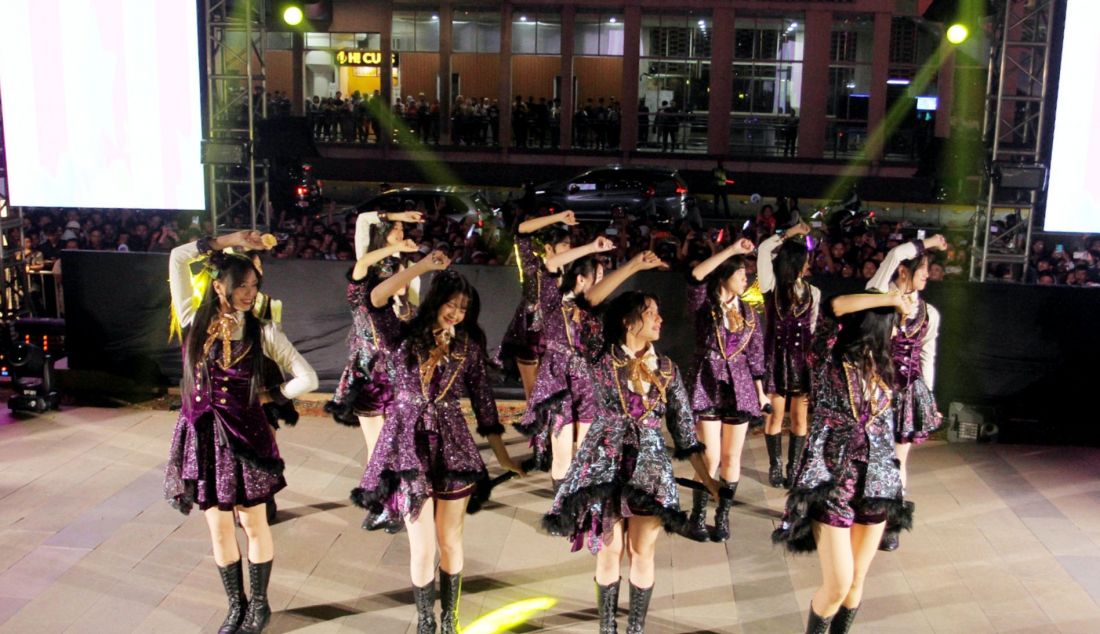 JKT48 menghibur pengunjung disela peluncuran HYPE 5 AMD X3 Lollipop Edition di Anjungan Pusat Perbelanjaan Sarinah, Jakarta, Kamis (17/10). Axioo resmi meluncurkan HYPE 5 AMD X3 Lollipop Edition kolaborasi dengan JKT48. Produk laptop seri HYPE ini terinspirasi dari warna-warna pastel lollipop rekomendasi JKT48 yang tercermin pada kemasan box packaging maupun warna dari unit laptop itu sendiri dengan menggandeng Agres ID sebagai exclusive seller nya. - JPNN.com