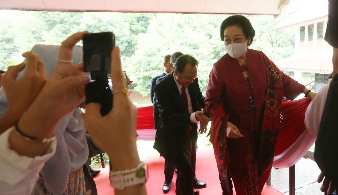 Ketua Umum PDIP Megawati Soekarnoputri menghadiri sidang promosi doktoral Sekjen PDIP Hasto Kristiyanto di Balai Sidang UI, Depok, Jawa Barat, Jumat (18/10). Hari ini Sekolah Kajian Strategic dan Global (SKSG) Universitas Indonesia menggelar sidang terbuka promosi Hasto Kristiyanto menjadi doktor. Disertasinya berjudul 