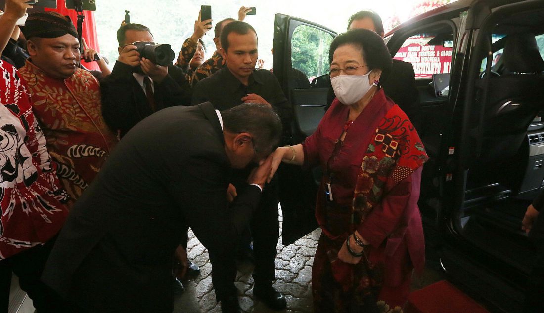 Sekjen PDIP Hasto Kristiyanto mencium tangan Ketua Umum PDIP Megawati Soekarnoputri menghadiri sidang promosi doktoral di Balai Sidang UI, Depok, Jawa Barat, Jumat (18/10). Hari ini Sekolah Kajian Strategic dan Global (SKSG) Universitas Indonesia menggelar sidang terbuka promosi Hasto Kristiyanto menjadi doktor. Disertasinya berjudul 