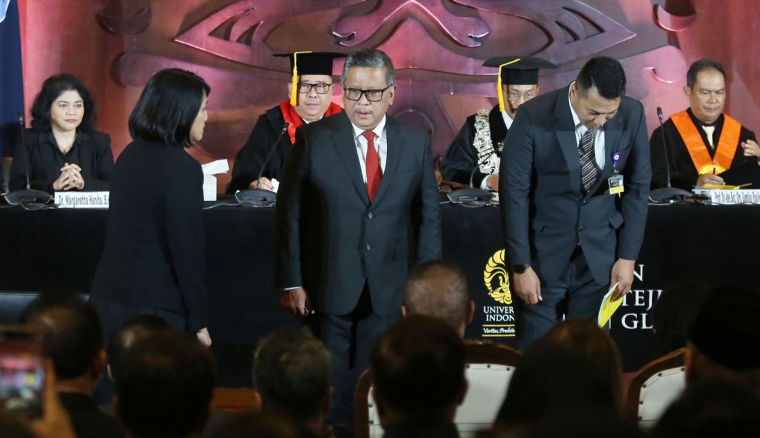 Sekjen PDIP Hasto Kristiyanto mencium tangan Ketua Umum PDIP Megawati Soekarnoputri menghadiri sidang promosi doktoral di Balai Sidang UI, Depok, Jawa Barat, Jumat (18/10). Hari ini Sekolah Kajian Strategic dan Global (SKSG) Universitas Indonesia menggelar sidang terbuka promosi Hasto Kristiyanto menjadi doktor. Disertasinya berjudul 