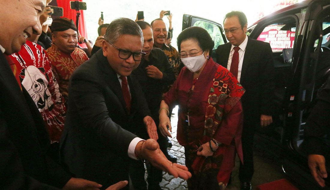 Sekjen PDIP Hasto Kristiyanto saat menyambut Ketua Umum PDIP Megawati Soekarnoputri menghadiri sidang promosi doktoral di Balai Sidang UI, Depok, Jawa Barat, Jumat (18/10). Hari ini Sekolah Kajian Strategic dan Global (SKSG) Universitas Indonesia menggelar sidang terbuka promosi Hasto Kristiyanto menjadi doktor. Disertasinya berjudul 