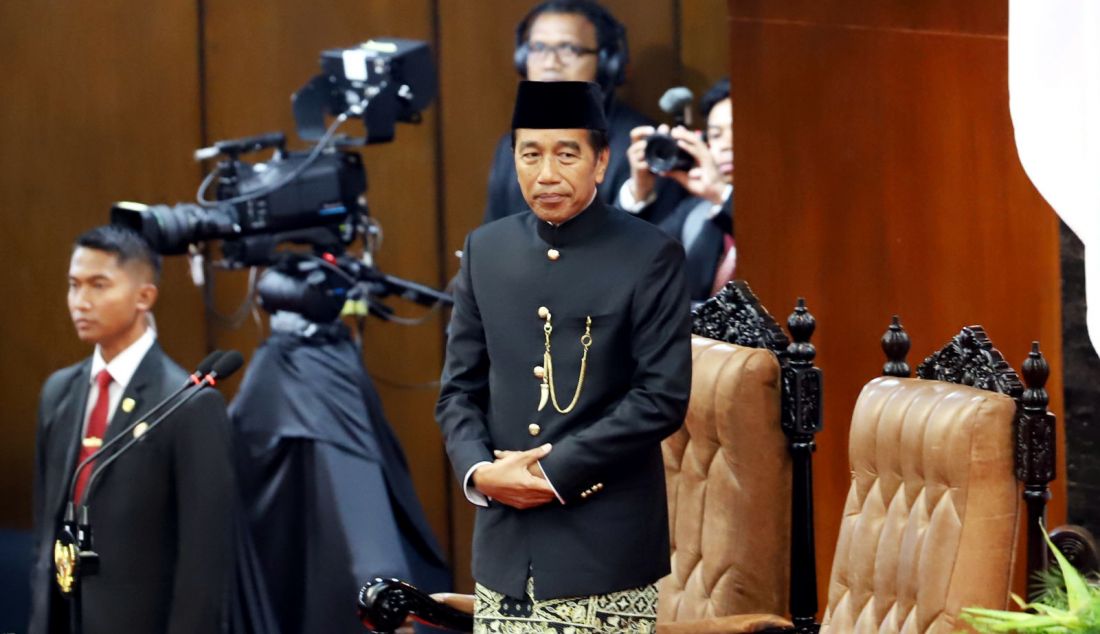 Presiden ketujuh RI Joko Widodo saat pelantikan Presiden dan Wakil Presiden 2024-2029 dalam sidang paripurna MPR di Gedung Nusantara, Kompleks Parlemen, Senayan, Jakarta, Minggu (20/10). Prabowo Subianto dan Gibran Rakabuming Raka resmi menjabat sebagai Presiden dan Wakil Presiden Republik Indonesia masa bakti 2024-2029. - JPNN.com