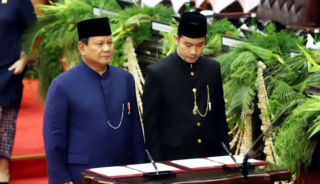 Presiden Prabowo Subianto dan Wakil Presiden Gibran Rakabuming Raka saat pelantikan Presiden dan Wakil Presiden 2024-2029 dalam sidang paripurna MPR di Gedung Nusantara, Kompleks Parlemen, Senayan, Jakarta, Minggu (20/10). Prabowo Subianto dan Gibran Rakabuming Raka resmi menjabat sebagai Presiden dan Wakil Presiden Republik Indonesia masa bakti 2024-2029. - JPNN.com