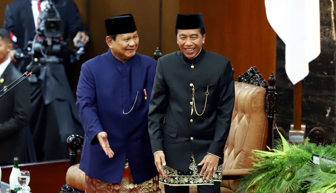 Presiden Prabowo Subianto (kiri) dan Presiden ketujuh RI Joko Widodo (kanan) saat pelantikan Presiden dan Wakil Presiden 2024-2029 dalam sidang paripurna MPR di Gedung Nusantara, Kompleks Parlemen, Senayan, Jakarta, Minggu (20/10). Prabowo Subianto dan Gibran Rakabuming Raka resmi menjabat sebagai Presiden dan Wakil Presiden Republik Indonesia masa bakti 2024-2029. - JPNN.com