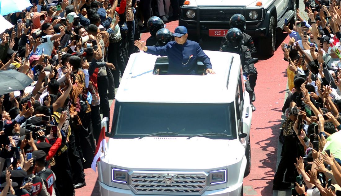 Presiden Prabowo Subianto menjabat tangan dengan warga saat melintasi kawasan Patung Sudirman di Jakarta, Minggu (20/10). Prabowo Subianti dan Gibran Rakabuming Raka resmi menjabat sebagai Presiden dan Wakil Presiden Republik Indonesia untuk masa jabatan 2024 - 2029. - JPNN.com