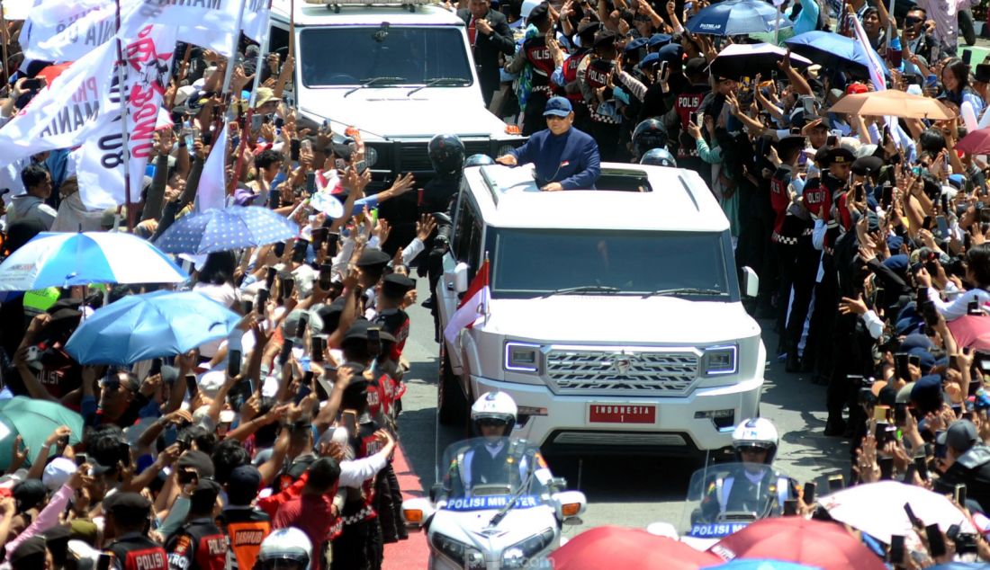 Presiden Prabowo Subianto menjabat tangan dengan warga saat melintasi kawasan Patung Sudirman di Jakarta, Minggu (20/10). Prabowo Subianti dan Gibran Rakabuming Raka resmi menjabat sebagai Presiden dan Wakil Presiden Republik Indonesia untuk masa jabatan 2024 - 2029. - JPNN.com