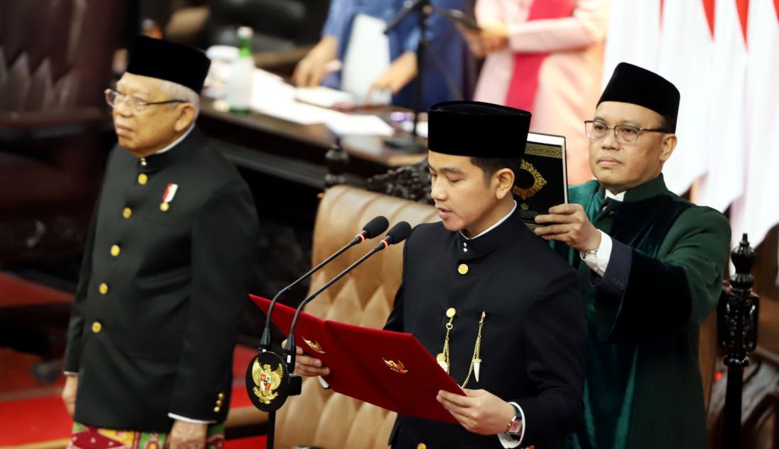 Wakil Presiden Gibran Rakabuming Raka saat pelantikan Presiden dan Wakil Presiden 2024-2029 dalam sidang paripurna MPR di Gedung Nusantara, Kompleks Parlemen, Senayan, Jakarta, Minggu (20/10). Prabowo Subianto dan Gibran Rakabuming Raka resmi menjabat sebagai Presiden dan Wakil Presiden Republik Indonesia masa bakti 2024-2029. - JPNN.com