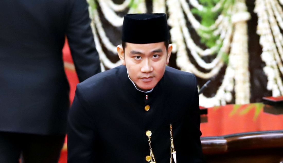 Wakil Presiden Gibran Rakabuming Raka saat pelantikan Presiden dan Wakil Presiden 2024-2029 dalam sidang paripurna MPR di Gedung Nusantara, Kompleks Parlemen, Senayan, Jakarta, Minggu (20/10). Prabowo Subianto dan Gibran Rakabuming Raka resmi menjabat sebagai Presiden dan Wakil Presiden Republik Indonesia masa bakti 2024-2029. - JPNN.com