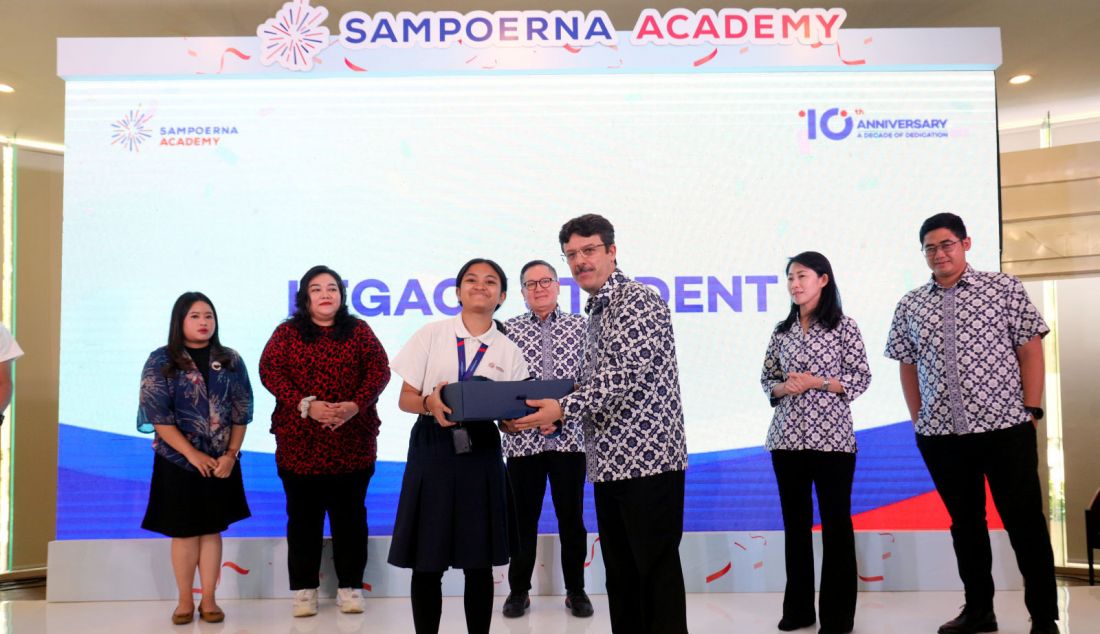 Director of School Sampoerna Academy Mustafa Guvercin memberikan penghargaan kepada Student of Sampoerna Academy Grade 10 Faraluna Sabia Gunadi yang telah menempuh pendidikan di Sampoerna Academy sejak tahun 2015 dalam perayaan “10th Anniversary of Sampoerna Academy: A Decade of Dedication