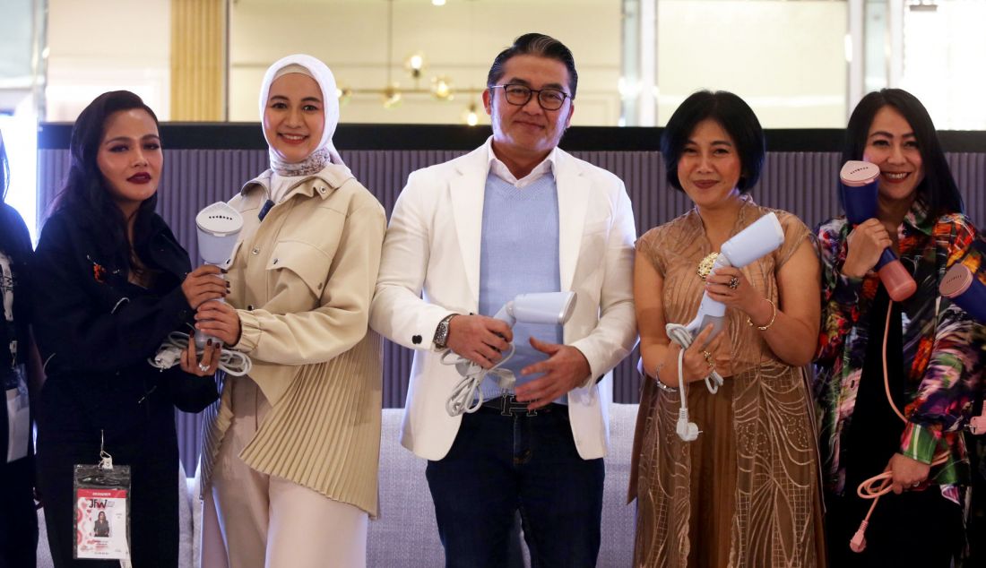 Kedua kiri: Marketing Manager PT Versuni Homelife Indonesia Prima Nestiti Paramita, President Director PT Versuni Homelife Indonesia ?Danny Herdany Hadyah, Marketing Director PT Versuni Homelife Indonesia ?Ika Nursantini Noor, Pendiri K.A.L.A Studio, Vina Artha Ameilya saat konferensi pers Peluncuran Philips Handheld Steamer 5000 Series pada JFW 2025, Jakarta, Selasa (22/10). - JPNN.com