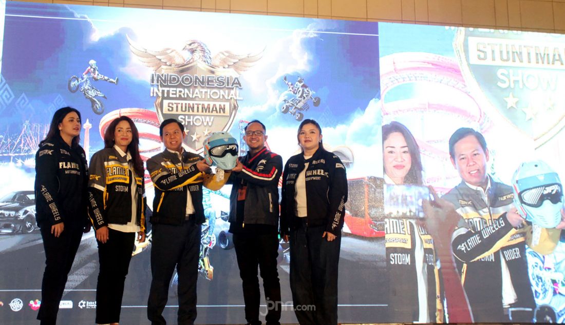 Ketua DPD RI Sultan Bachtiar Najamudin, CEO CRK Entertainment Moch. Chandra Kurniawan dan Wakil Dirut Bank Mandiri Alexandra Askandar saat launching Indonesia International Stuntman Show 2024 di TMII, Jakarta, Selasa (22/10). Indonesia Internasional Stuntman Show, pertunjukan aksi laga spektakuler berskala internasional, hadir di Taman Mini Indonesia Indah (TMI), Jakarta mulai tanggal 29 November 2024 hingga 12 Januari 2025. Acara ini menghadirkan stuntman terbaik dunia dari Italia, Spanyol dan Brazil, yang akan beraksi menggunakan kendaraan khusus yang didatangkan langsung dari Italia. - JPNN.com