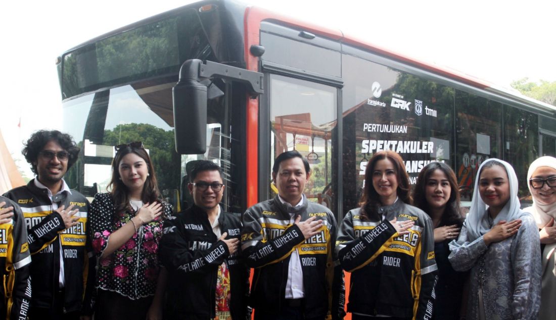 Ketua DPD RI Sultan Bachtiar Najamudin, CEO CRK Entertainment Moch. Chandra Kurniawan dan Wakil Dirut Bank Mandiri Alexandra Askandar saat launching Indonesia International Stuntman Show 2024 di TMII, Jakarta, Selasa (22/10). Indonesia Internasional Stuntman Show, pertunjukan aksi laga spektakuler berskala internasional, hadir di Taman Mini Indonesia Indah (TMI), Jakarta mulai tanggal 29 November 2024 hingga 12 Januari 2025. Acara ini menghadirkan stuntman terbaik dunia dari Italia, Spanyol dan Brazil, yang akan beraksi menggunakan kendaraan khusus yang didatangkan langsung dari Italia. - JPNN.com