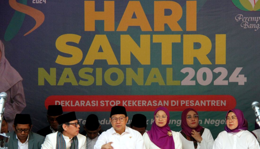 Ketua umum PKB Muhaimin Iskandar saat memimpin Apel Hari Santri Nasional 2024 bersama kader Perempuan Bangsa dan ribuan santri di Pondok Pesantren Mahasina Darul Qur'an Wal Hadits, Kota Bekasi, Jawa Barat, Selasa (22/10). - JPNN.com