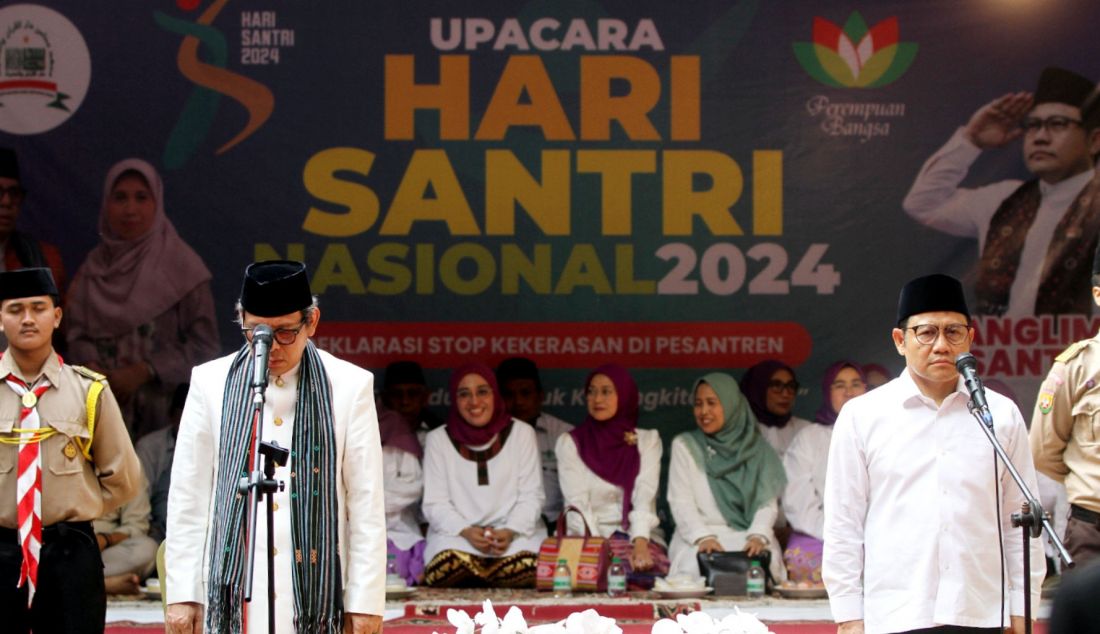 Ketua umum PKB Muhaimin Iskandar saat memimpin Apel Hari Santri Nasional 2024 bersama kader Perempuan Bangsa dan ribuan santri di Pondok Pesantren Mahasina Darul Qur'an Wal Hadits, Kota Bekasi, Jawa Barat, Selasa (22/10). - JPNN.com