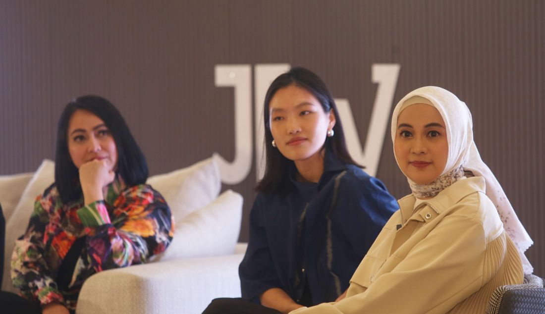 kiri: Pendiri K.A.L.A Studio Vina Artha Ameilya, Creative Director ANW Astrid Nadia Wiradinata? dan Marketing Manager PT Versuni Homelife Indonesia Prima Nestiti Paramita saat konferensi pers Peluncuran Philips Handheld Steamer 5000 Series pada JFW 2025, Jakarta, Selasa (22/10). - JPNN.com