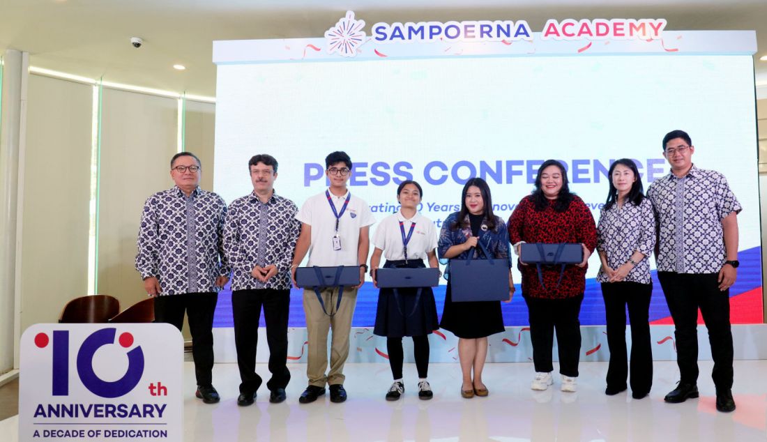 kiri: Senior Director Putera Sampoerna Foundation Elan Merdy, Director of School Sampoerna Academy Mustafa Guvercin, Student of Sampoerna Academy Grade 11 Ansh Singh Rawat, Student of Sampoerna Academy Grade 10 Faraluna Sabia Gunadi, Alumni Sampoerna Academy Devina Nathania Avianto, Representative of Sampoerna Academy Parent Sukma dan Chief Marketing Officer, Putera Sampoerna Foundation Akbar Sugema Allutfi dalam perayaan “10th Anniversary of Sampoerna Academy: A Decade of Dedication