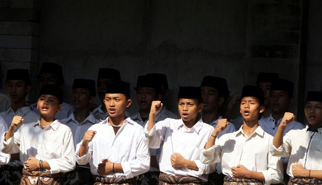 Santri saat mengikuti Apel Hari Santri Nasional 2024 bersama Ketua Umum PKB Muhaimin Iskandar dan kader Perempuan Bangsa di Pondok Pesantren Mahasina Darul Qur'an Wal Hadits, Kota Bekasi, Jawa Barat, Selasa (22/10). - JPNN.com