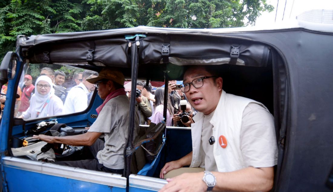 Calon Gubernur DKI Jakarta, Ridwan Kamil menyapa para pedagang dan mendengarkan langsung keluhan mereka saat melakukan blusukan ke Pasar Kebayoran Lama di Jakarta, pada Kamis (24/10). Ridwan Kamil menekankan pentingnya perbaikan infrastruktur pasar untuk meningkatkan kesejahteraan pedagang dan kenyamanan pembeli. Kunjungan ini menjadi bagian dari upayanya mendekatkan diri dengan warga serta memahami permasalahan mereka secara langsung. - JPNN.com