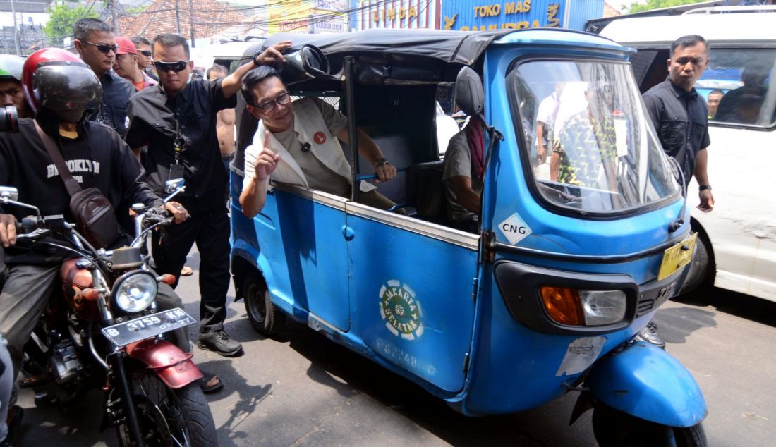 Calon Gubernur DKI Jakarta, Ridwan Kamil menyapa para pedagang dan mendengarkan langsung keluhan mereka saat melakukan blusukan ke Pasar Kebayoran Lama di Jakarta, pada Kamis (24/10). Ridwan Kamil menekankan pentingnya perbaikan infrastruktur pasar untuk meningkatkan kesejahteraan pedagang dan kenyamanan pembeli. Kunjungan ini menjadi bagian dari upayanya mendekatkan diri dengan warga serta memahami permasalahan mereka secara langsung. - JPNN.com