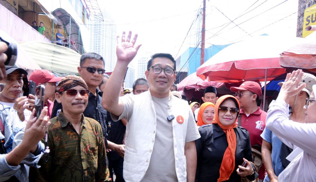 Calon Gubernur DKI Jakarta, Ridwan Kamil menyapa para pedagang dan mendengarkan langsung keluhan mereka saat melakukan blusukan ke Pasar Kebayoran Lama di Jakarta, pada Kamis (24/10). Ridwan Kamil menekankan pentingnya perbaikan infrastruktur pasar untuk meningkatkan kesejahteraan pedagang dan kenyamanan pembeli. Kunjungan ini menjadi bagian dari upayanya mendekatkan diri dengan warga serta memahami permasalahan mereka secara langsung. - JPNN.com