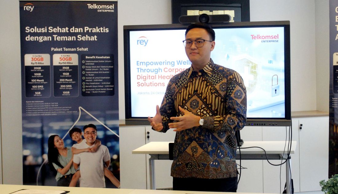 Co-founder Rey Evan Tanotogono memberi sambutan usai penandatanganan kolaborasi antara Telkomsel dan Rey yang menghadirkan inovasi berupa integrasi paket data Telkomsel dengan layanan proteksi dan kesehatan digital dari Rey yang dikenal dengan seri 