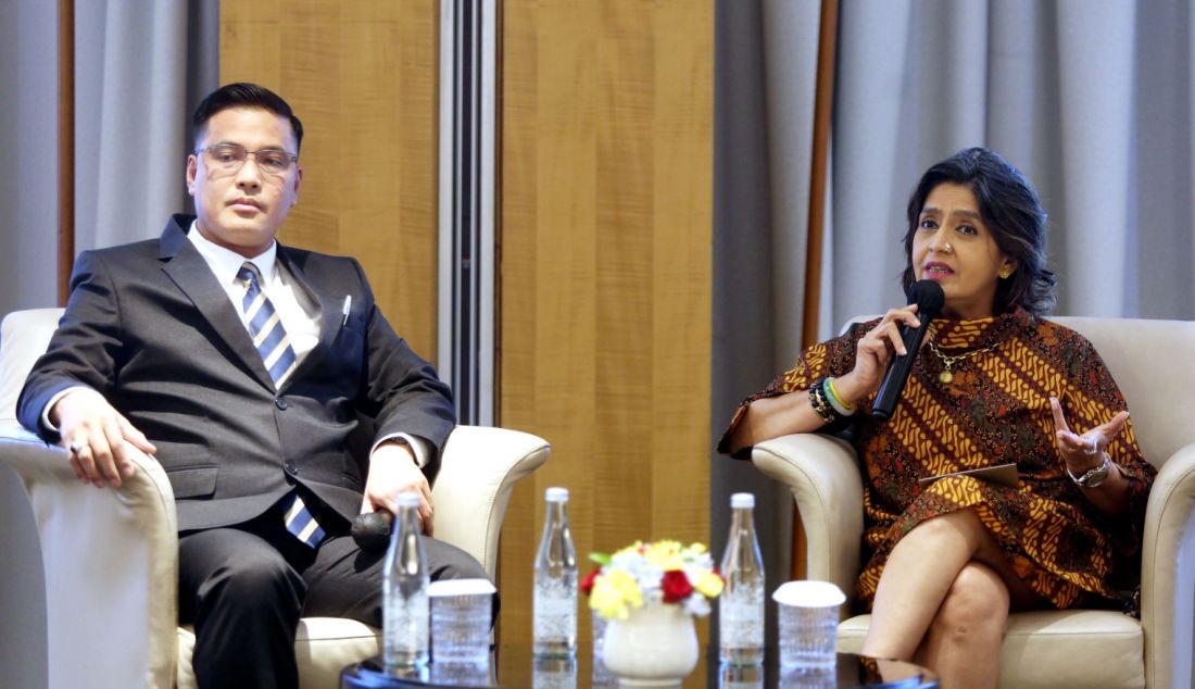 Founder ASEAN International Advocacy Shanti Shamdasani (kanan) dan Founding President International Development & Security Coorperation Chester B Cabalza saat acara bertajuk “West Philippine Sea: Dampaknya terhadap Perdagangan & Investasi ASEAN” di Jakarta, Jumat (25/10). Diskusi tersebut membahas mengenai dampak ekonomi dari Laut Filipina Barat, keputusan UNCLOS, dan serbuan Cina ke Laut Cina Selatan, yang diklaim oleh Cina dengan klaim yang tumpang tindih dari beberapa negara ASEAN. - JPNN.com