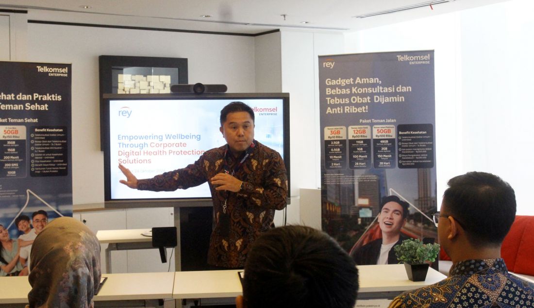 Vice President Enterprise Product Management and Development Telkomsel Kwok Wai Kiat memberi sambutan usai penandatanganan kolaborasi antara Telkomsel dan Rey yang menghadirkan inovasi berupa integrasi paket data Telkomsel dengan layanan proteksi dan kesehatan digital dari Rey yang dikenal dengan seri 