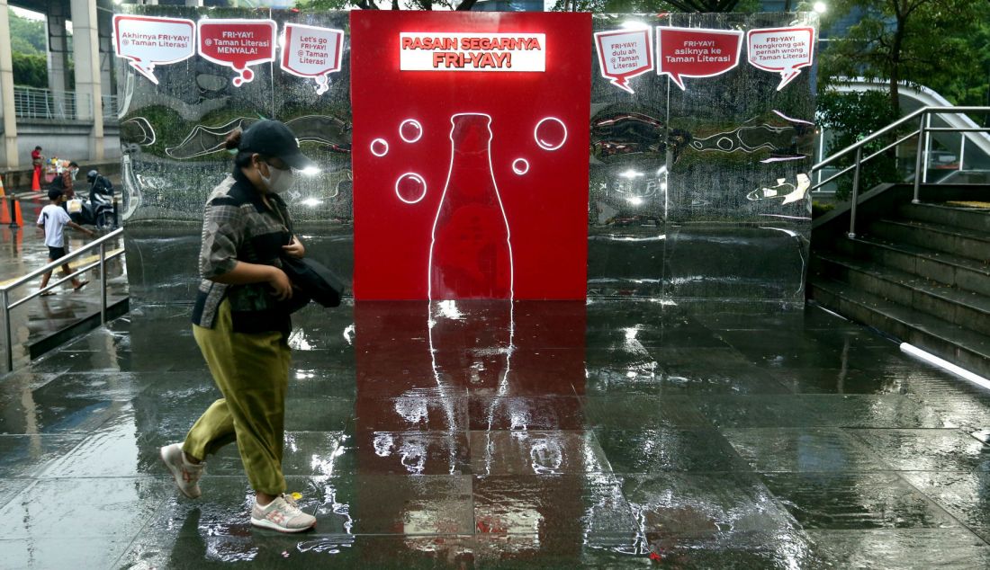 Warga saat melintasi instalasi “Guerrilla Interactive di Stasiun MRT, Kawasan Dukuh Atas, Jakarta, Jumat (25/10). COCA-COLA meluncurkan kampanye “Rasain Keseruan Fri-yay” dengan menghadirkan 