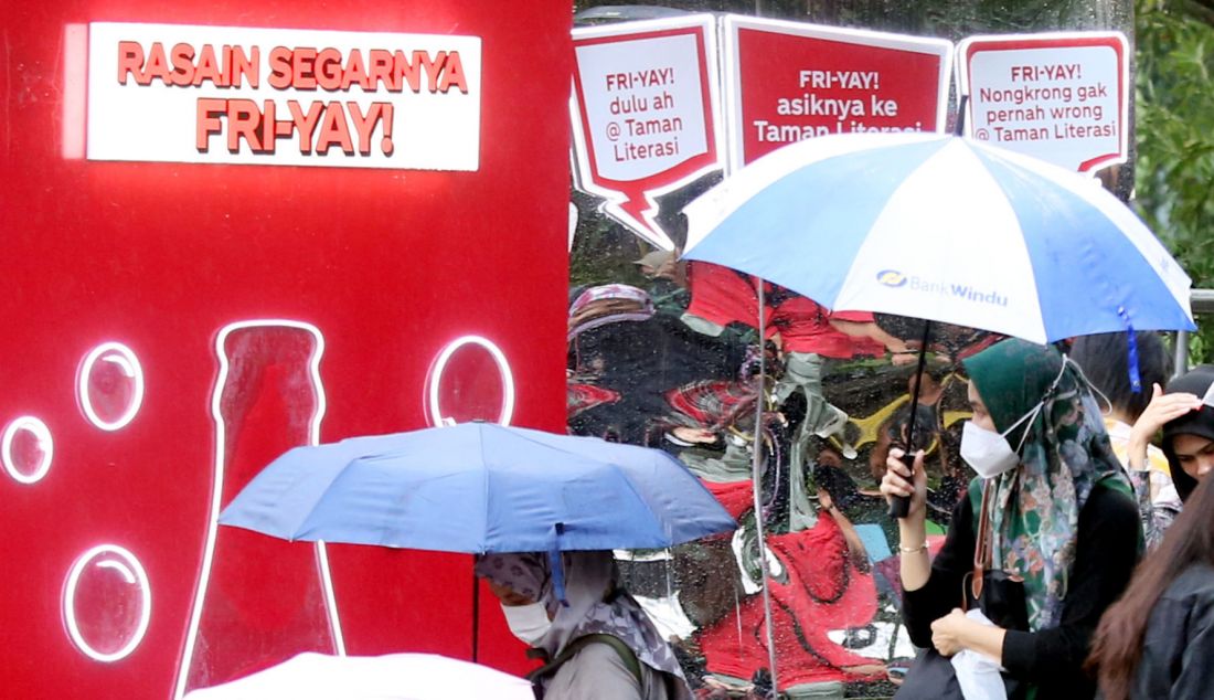 Warga saat melintasi instalasi “Guerrilla Interactive di Stasiun MRT, Kawasan Dukuh Atas, Jakarta, Jumat (25/10). COCA-COLA meluncurkan kampanye “Rasain Keseruan Fri-yay” dengan menghadirkan 