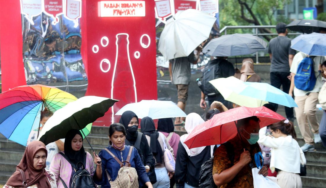 Warga saat melintasi instalasi “Guerrilla Interactive di Stasiun MRT, Kawasan Dukuh Atas, Jakarta, Jumat (25/10). COCA-COLA meluncurkan kampanye “Rasain Keseruan Fri-yay” dengan menghadirkan 